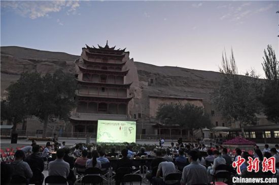 2018年8月，在敦煌莫高窟標志性建筑“九層樓”前，《回顧平山郁夫先生的貢獻》座談會舉行。來自中日兩國的專家、學者共同懷念這位情系敦煌數(shù)十載的繪畫巨匠、中日友好的文化使者、世界文化遺產(chǎn)的守護者。中新社記者 楊艷敏 攝