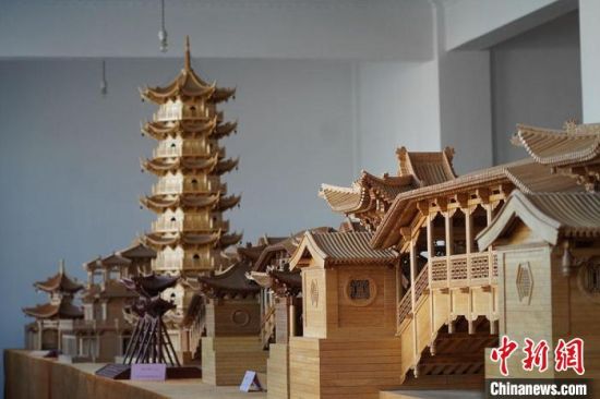 圖為古建筑模型制作技藝傳習(xí)所展廳內(nèi)的微縮古建筑作品?！【琶赖┰?　攝