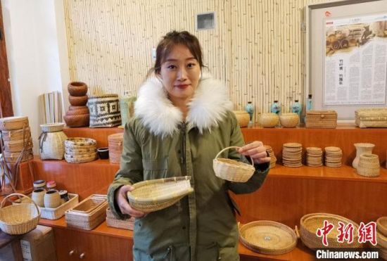 40多種精小玲瓏、純手工制作的新型盛食容器、居家工藝品等，每一件都令人愛不釋手。　馮志軍 攝
