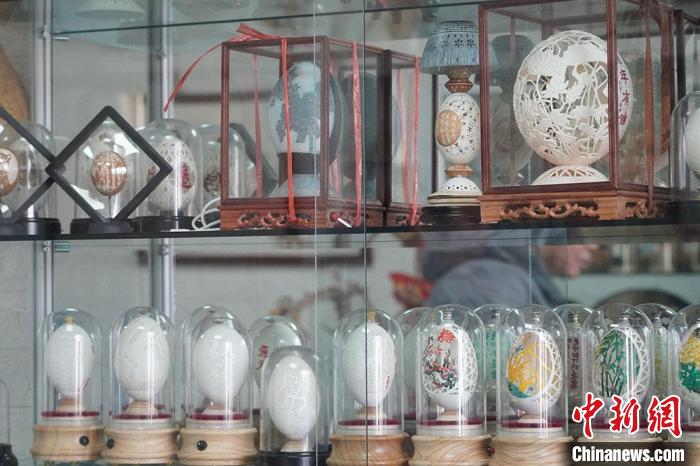 圖為吳義澤收藏柜內(nèi)的蛋雕作品?！【琶赖ぴ?攝