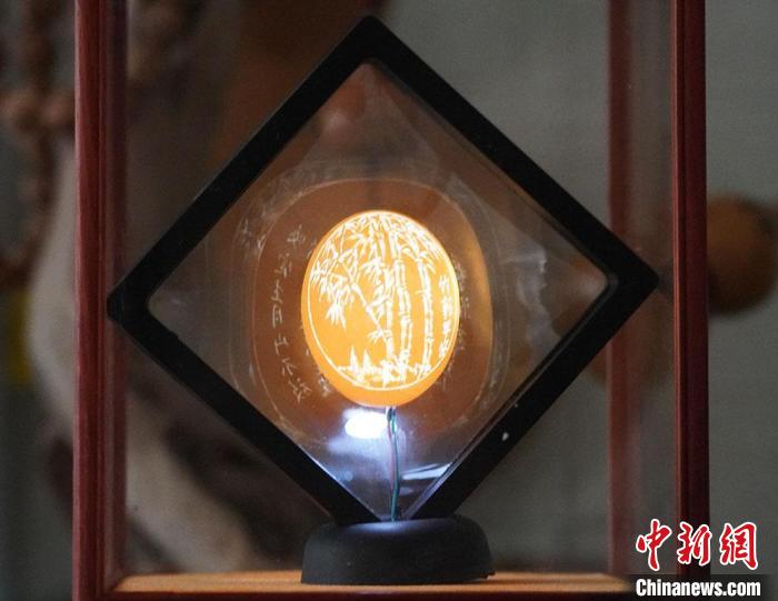 圖為吳義澤新包裝給蛋雕呈現(xiàn)立體感?！【琶赖ぴ?攝