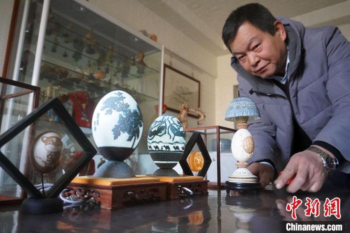 圖為吳義澤展示的最新創(chuàng)作的蛋雕作品。　九美丹增 攝