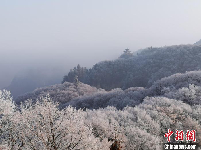 圖為連綿山脈，皆是白色?！⌒煺袢A 攝