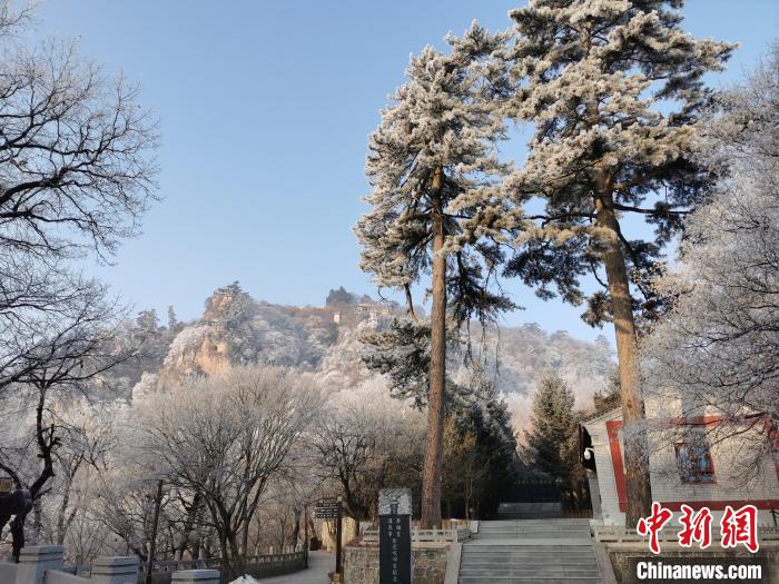 圖為崆峒山霧凇景色美不勝收。　徐振華 攝