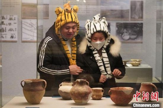 圖為市民戴虎頭帽在博物館內(nèi)參觀。九美旦增 攝