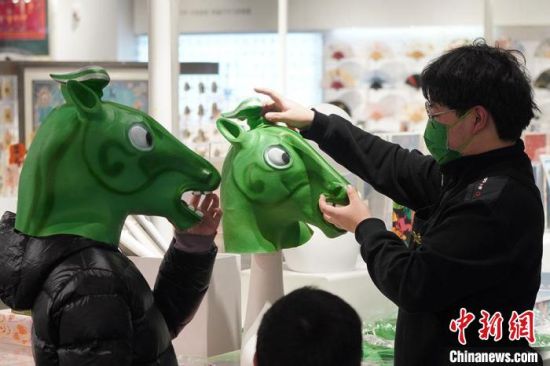 圖為“神馬來了”銅奔馬頭套。　九美旦增 攝
