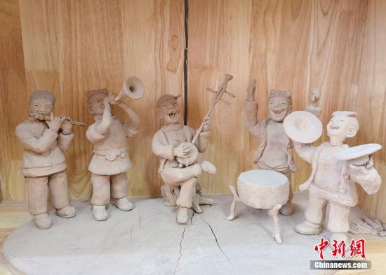 圖為泥塑作品展現(xiàn)人們娛樂場(chǎng)景。 劉玉桃 攝