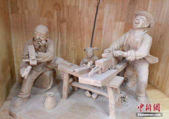 圖為泥塑作品。 劉玉桃 攝
