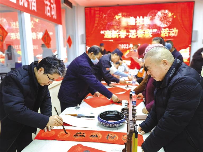 蘭州新區(qū)開展“墨香四溢送春聯(lián)·情暖文曲送祝?！被顒?>
        </a><em>蘭州新區(qū)開展“墨香四溢送春聯(lián)·情暖文曲送祝?！被顒?/em></li>
    <li><a  target=