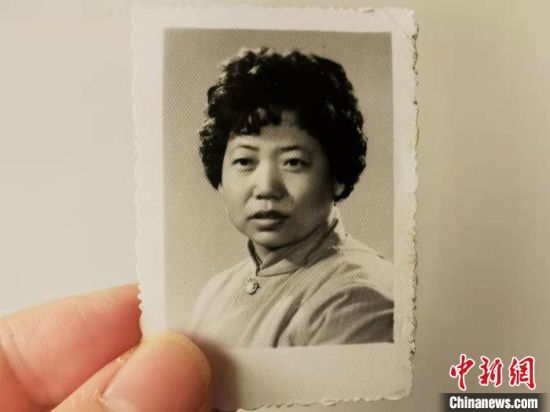 圖為20世紀(jì)80年代，蘭州照相館拍攝的人物肖像照，如今仍然有很多人選擇拍攝這樣的照片留作紀(jì)念?！⊥跄劣?攝