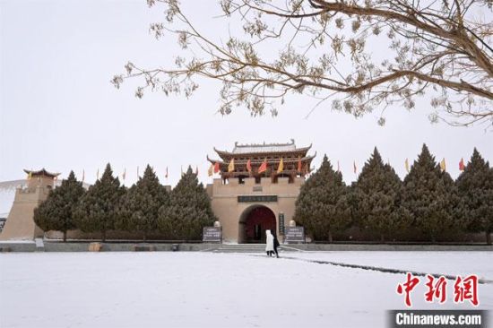圖為2月17日，游人在鳴沙山月牙泉景區(qū)內(nèi)體驗(yàn)大漠雪景?！《鼗褪形穆镁止﹫D