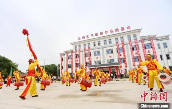 2021年6月30日，蘭州太平鼓教育保護(hù)實踐基地啟動儀式在蘭州新區(qū)舉行。(資料圖) 高展 攝
