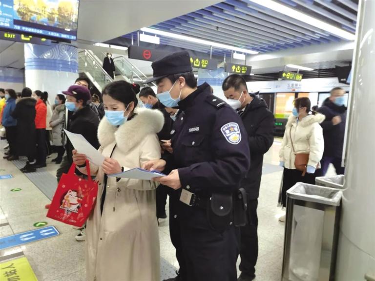 講解詐騙套路 普及“斷卡”常識 蘭州城關(guān)公安分局、交通治安分局聯(lián)合反詐宣傳進地鐵