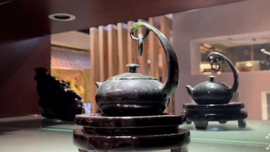 圖為酒泉夜光杯廠里陳列的夜光杯茶藝文化產(chǎn)品——精品懸環(huán)玉壺。王牧雨
