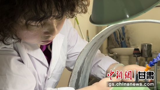 夜光杯制作學(xué)徒謝小琴坦言，雖工作枯燥，但是能夠掌握國家級(jí)非遺技藝是很自豪的。王牧雨 攝