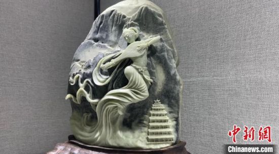 圖為李學平的玉雕作品?！「攥?攝