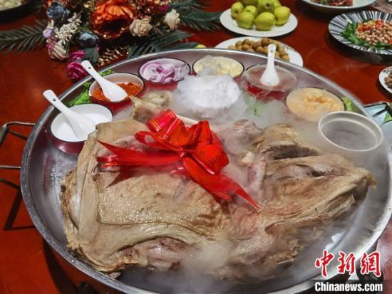 圖為酒泉美食“漢蒸全羊”。　馮志軍 攝