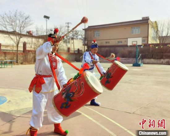 圖為劉玉均(右一)身穿青花服與隊員一起練習動作。　張婧 攝