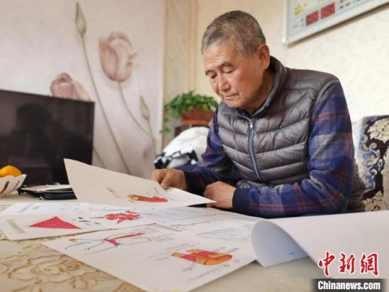 圖為陸鵬飛向記者展示多年帶隊的手寫筆記?！堟?攝