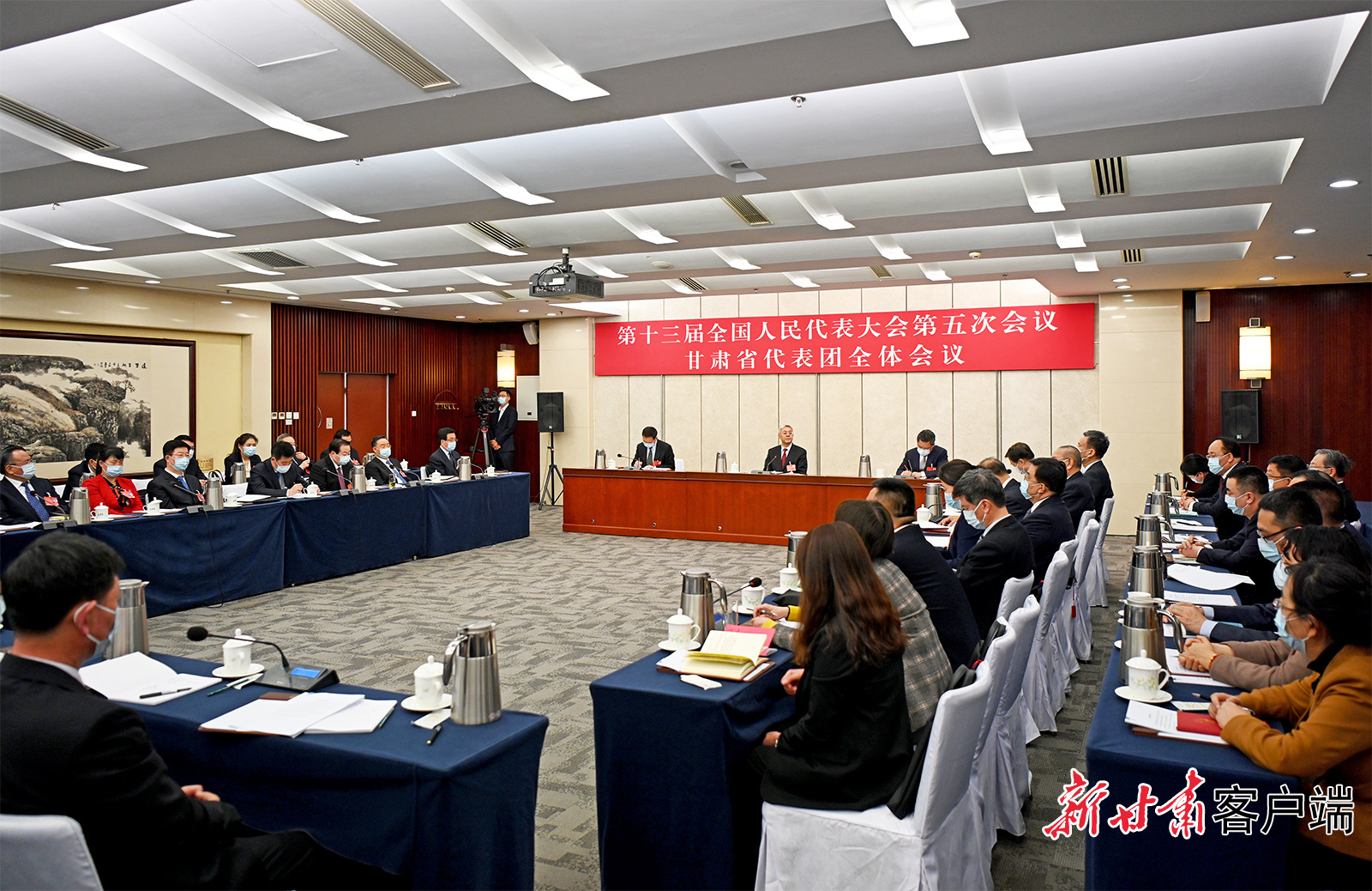 甘肅代表團舉行全體會議，尹弘主持并講話