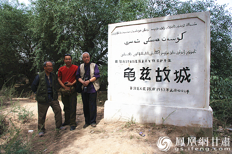 庫車是古代龜茲語，意為“龜茲人的城”，乃絲綢之路重鎮(zhèn)。2016年，蘇朗（右）、文巖（左）等藝術(shù)家前往庫車龜茲故城遺址采風。楊文遠 攝