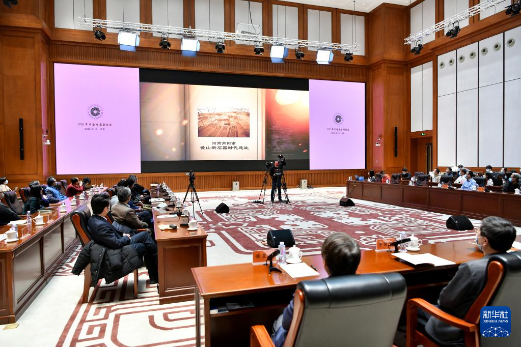 3月18日，在“中國社會科學(xué)院考古學(xué)論壇·2021年中國考古新發(fā)現(xiàn)”上，參會人員觀看宣傳視頻。
