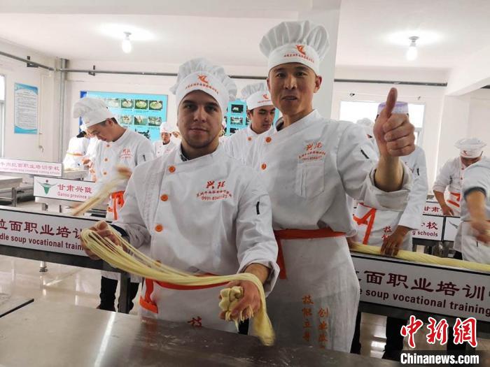 圖為外國留學(xué)生學(xué)習(xí)牛肉面的制作。(資料圖) 史靜靜 攝