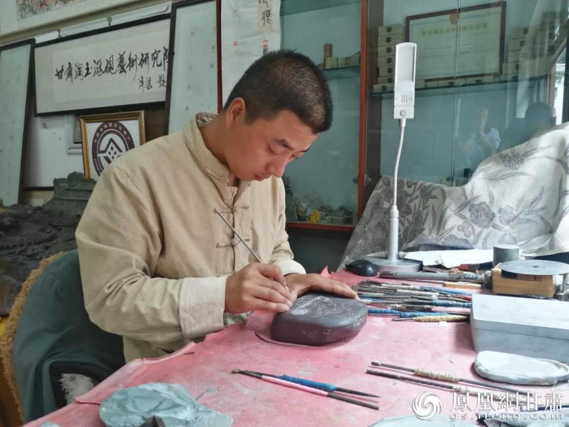洮硯制作技藝第六代傳人、國(guó)家藝術(shù)基金資助青年藝術(shù)家、正高級(jí)洮硯雕刻藝術(shù)師李江平十年如一日專注于洮硯制作 圖源自網(wǎng)絡(luò)