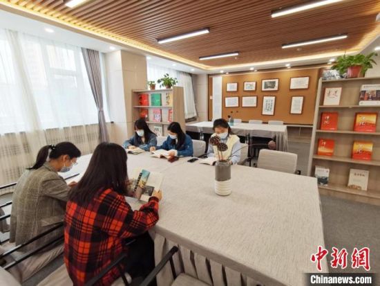 近日，在國網(wǎng)甘肅電力黨校職工書屋，正在舉行青年職工讀書交流活動?！⌒煅?攝