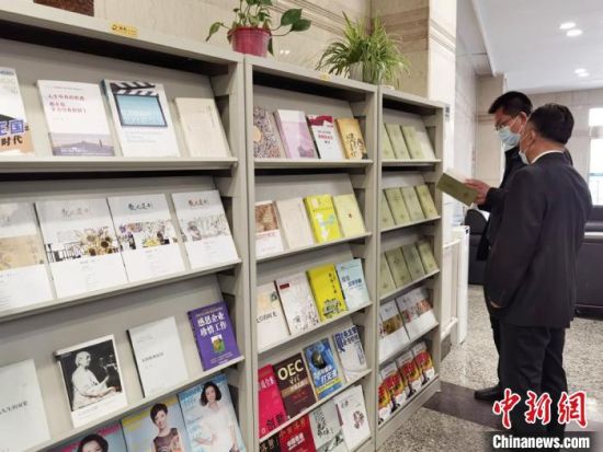 圖為國網(wǎng)甘肅電力黨校的職工書架?！⌒煅?攝