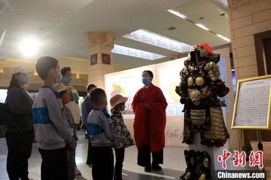 該“唐朝明光鎧”吸引游人圍觀，盡顯中國古代工匠獨(dú)特設(shè)計(jì)和傳統(tǒng)甲胄文化的魅力?！垥粤?攝