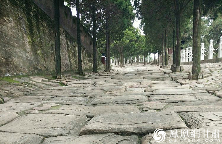 司馬遷祠的山崗下面有一段司馬古道，石條為北宋時鋪設，歷經(jīng)800余年的雨水沖刷、風化、人走車碾，石條上的車轍印是這里曾經(jīng)繁華的歷史見證，又好像昭示太史公一生的坎坷與悲壯。楊文遠 攝