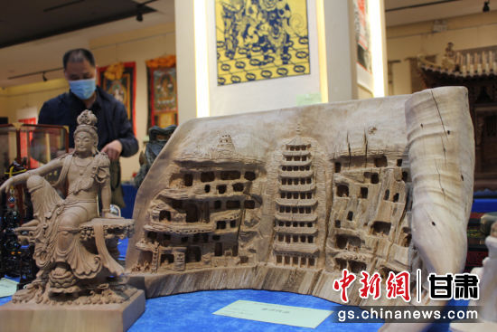 連日來(lái)，甘肅省工藝美術(shù)行業(yè)評(píng)審認(rèn)定工作會(huì)議在蘭州舉行。圖為以敦煌莫高窟為題材的木雕作品《守護(hù)》。徐雪 攝