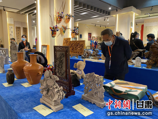 來(lái)自全省的近800件作品進(jìn)入專家評(píng)審環(huán)節(jié)，作品涵蓋雕塑雕刻、漆器、工藝花畫(huà)等多個(gè)類別。徐雪 攝