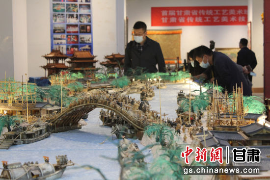 圖為參評(píng)作品牦牛角立體微雕“清明上河圖”。徐雪 攝