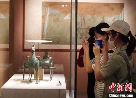 圖為參觀者參觀“大道攸歸：五涼文化展”展陳文物?！【琶赖┰?攝