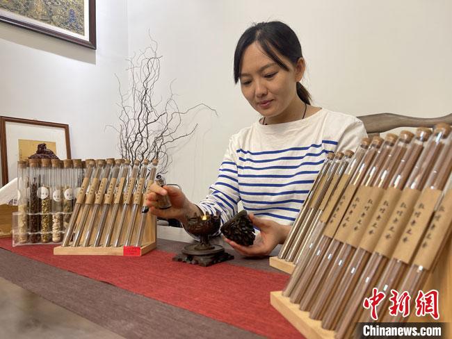 圖為魯雯展示燃香禮儀。　高瑩 攝