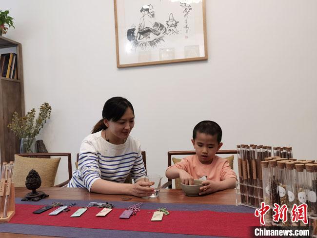 圖為魯雯為小學(xué)員授課和培訓(xùn)?！●T志軍 攝
