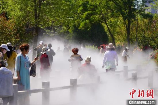 蘭州市寓言故事園化身“瑤池”仙境美景，吸引不少市民前來觀賞、拍照?！【琶赖┰?攝