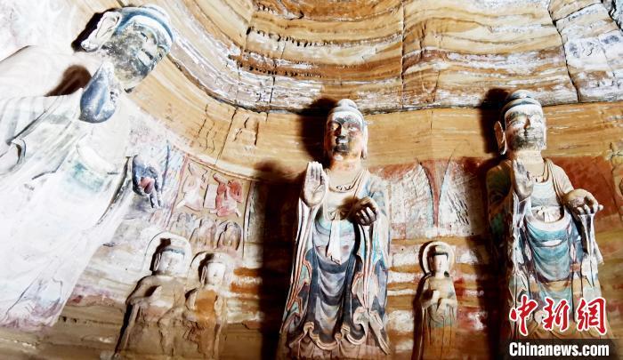 北石窟寺窟內(nèi)造像因受水顯得斑駁?！“瑧c龍 攝