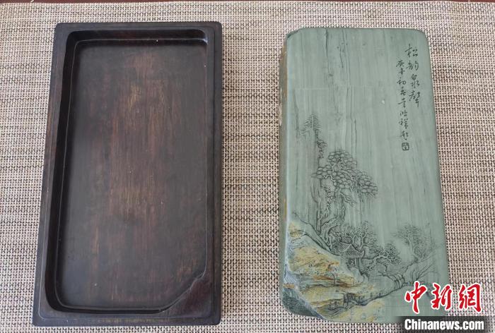 圖為甘肅甘南州洮硯藝人為提升洮硯文化內(nèi)涵，制作“一盒一拓”成品展示。(資料圖) 張婧 攝