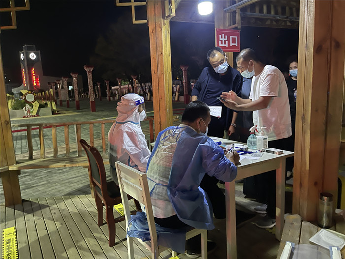 臨夏州紀委監(jiān)委督查組在廣河縣高速路口監(jiān)督檢查疫情防控措施落實情況。.jpg