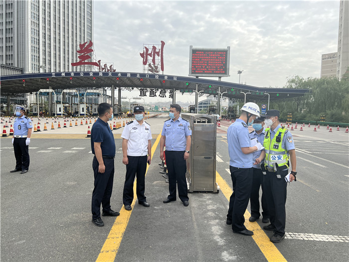 7月13日，蘭州市紀(jì)委監(jiān)委第四監(jiān)督檢查室聯(lián)合市紀(jì)委監(jiān)委派駐市公安局紀(jì)檢監(jiān)察組檢查環(huán)蘭檢查站疫情防控措施落實情況。.jpg