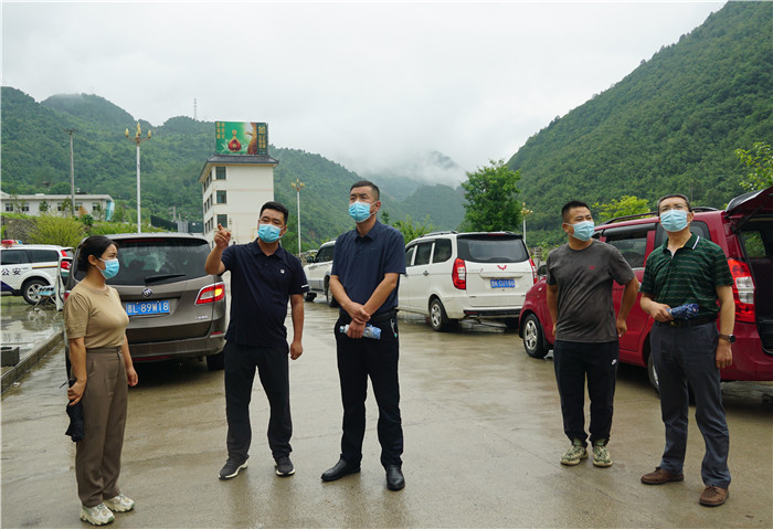 7月13日，隴南市徽縣紀(jì)檢監(jiān)察干部到嘉陵火車站督查疫情防控工作。張麗娟 攝.JPG