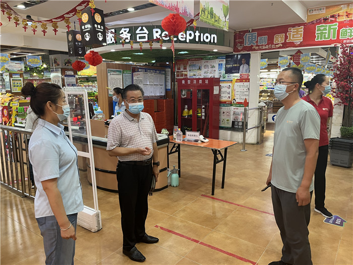7月15日，酒泉市玉門市疫情防控督查組在隴商聯(lián)華超市監(jiān)督檢查疫情防控措施落實情況。 .jpg