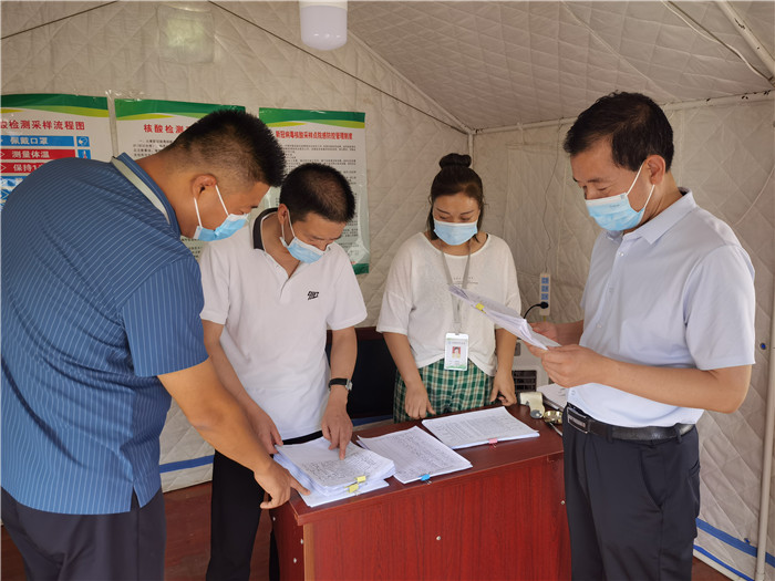 7月18日，慶陽市紀(jì)委監(jiān)委督查組在慶陽汽車北站了解來慶返慶人員信息登記、四級網(wǎng)格落實等疫情防控措施落實情況。 張霖森 攝.jpg