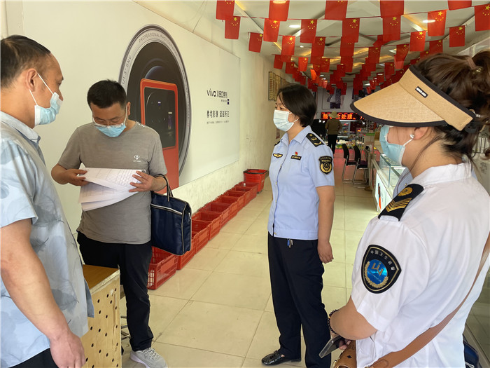 7月20日，定西市漳縣紀(jì)委監(jiān)委駐縣衛(wèi)生健康局紀(jì)檢監(jiān)察組抽調(diào)縣市場監(jiān)管局、衛(wèi)建局工作人員,深入新寺鎮(zhèn)萬家超市查看人員出入登記、環(huán)境消殺等。 蔣湘濤 攝.jpg