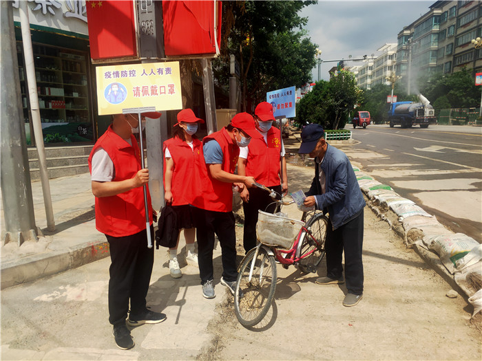 7月21日，定西市通渭縣紀(jì)委監(jiān)委機(jī)關(guān)志愿者在城區(qū)開展“不聚集、戴口罩”志愿活動。.jpg