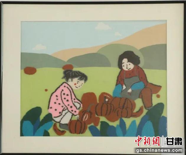 嘉峪關(guān)市新城鎮(zhèn)新城村農(nóng)業(yè)產(chǎn)業(yè)園區(qū)內(nèi)，母女兩人在摘南瓜。刺繡 馬艾米乃 繡稿 敬紅霞