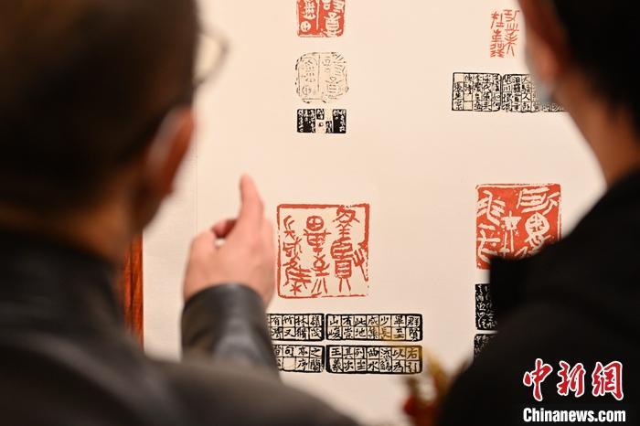 圖為甘肅蘭州，參展作品吸引參觀者。 中新社記者 李亞龍 攝